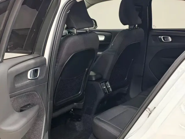 Volvo XC40 — Фото автомобиля 10