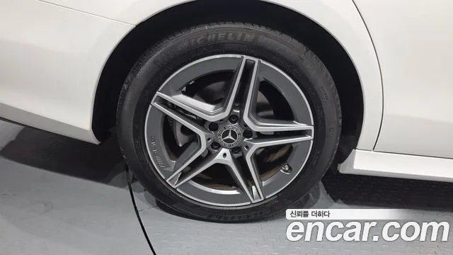 Mercedes-Benz E-Class — Фото автомобиля 5