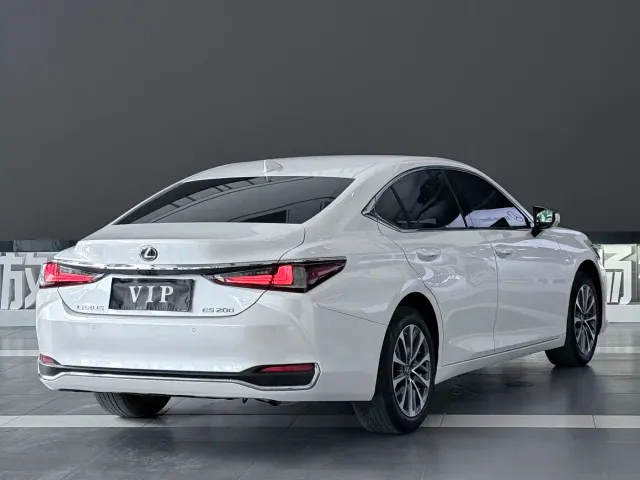 Lexus ES — Фото автомобиля 5
