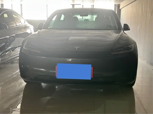 Tesla Model 3 — Фото автомобиля 2