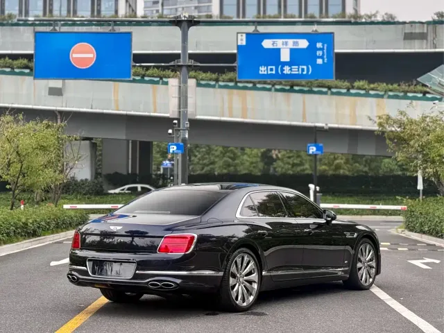 Bentley Flying Spur — Фото автомобиля 7