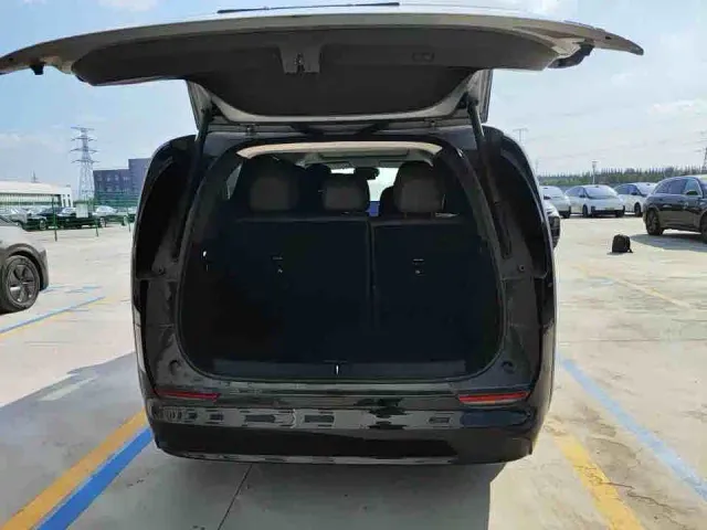 Li Auto MEGA — Фото автомобиля 7