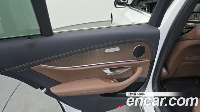 Mercedes-Benz E-Class — Фото автомобиля 21