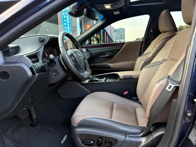 Lexus ES — Фото автомобиля 12