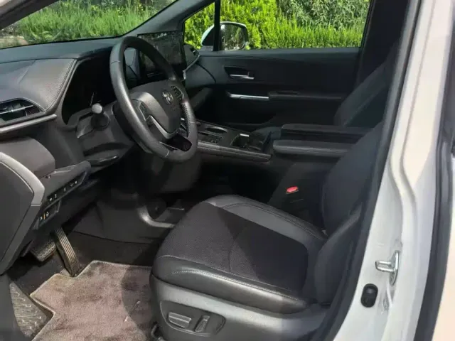 Toyota Sienna — Фото автомобиля 6