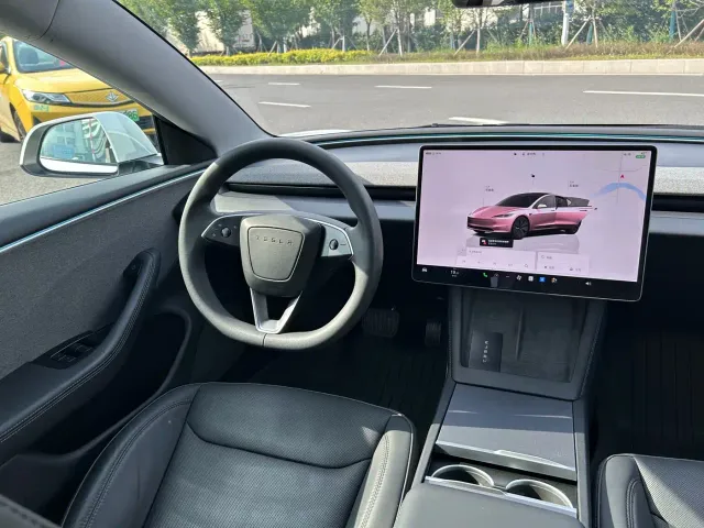 Tesla Model 3 — Фото автомобиля 7