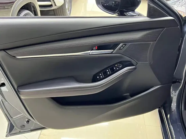 Mazda Axela — Фото автомобиля 15