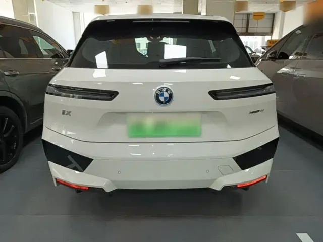 BMW iX — Фото автомобиля 3