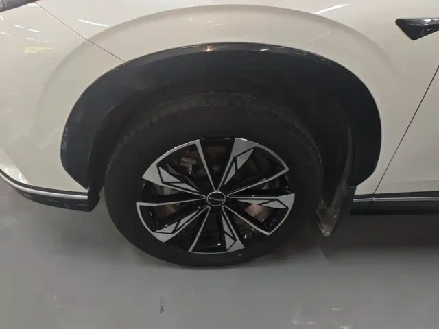 Roewe RX5 — Фото автомобиля 22