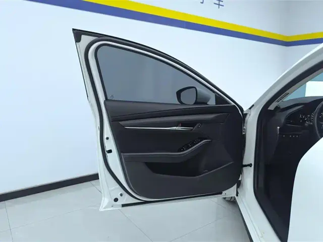 Mazda Axela — Фото автомобиля 7