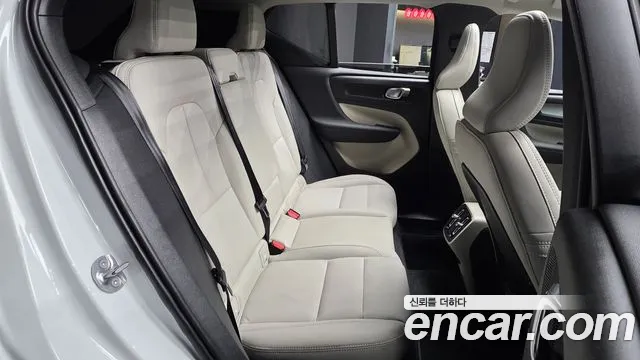 Вольво XC40 B4 Ultra Bright — Фото автомобиля 12