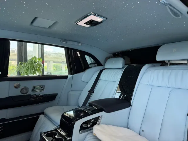 Rolls-Royce Phantom — Фото автомобиля 10
