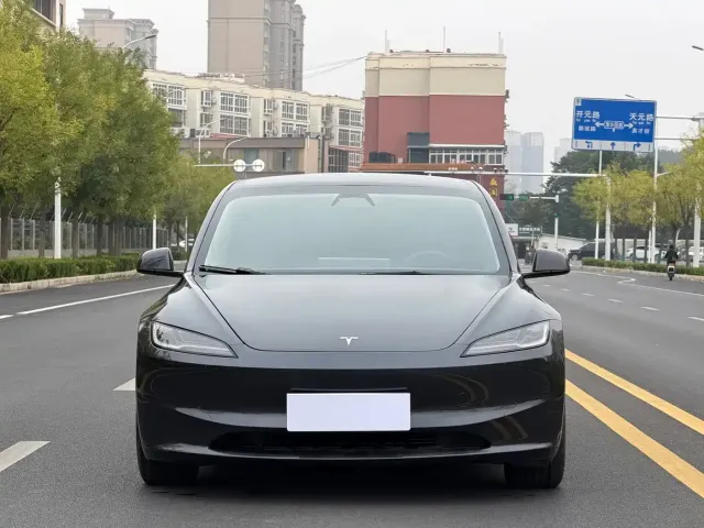 Tesla Model 3 — Фото автомобиля 2