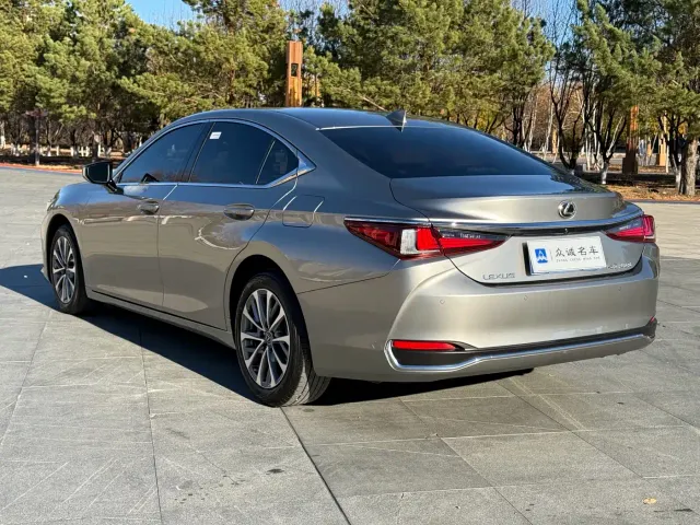 Lexus ES — Фото автомобиля 7