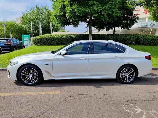 BMW 5 Series — Фото автомобиля 3