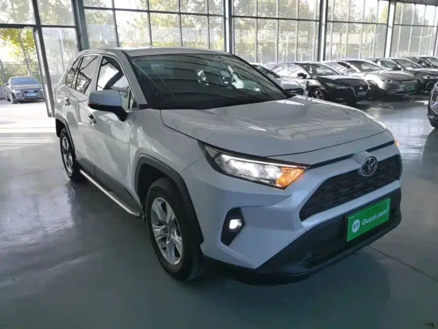 Toyota RAV4 — Фото автомобиля 3