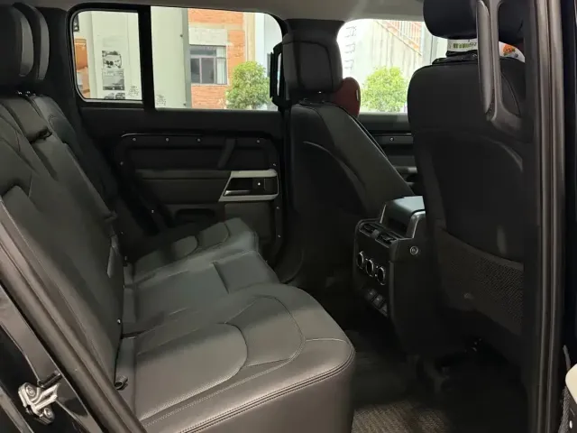Land Rover Defender — Фото автомобиля 13