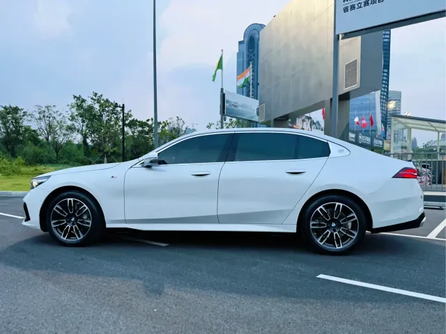 BMW 5 Series — Фото автомобиля 27