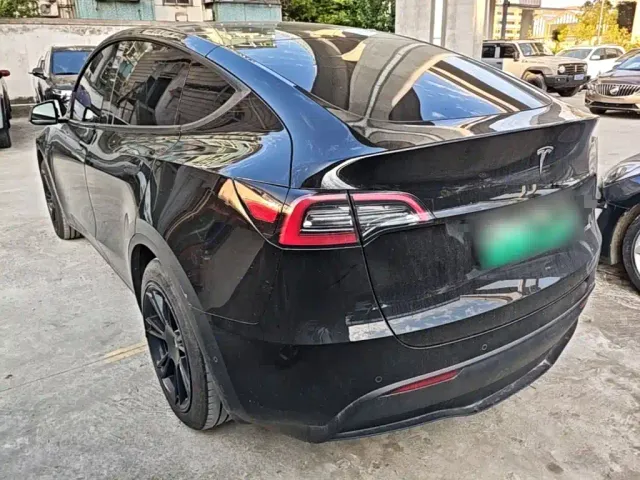 Tesla Model Y — Фото автомобиля 4