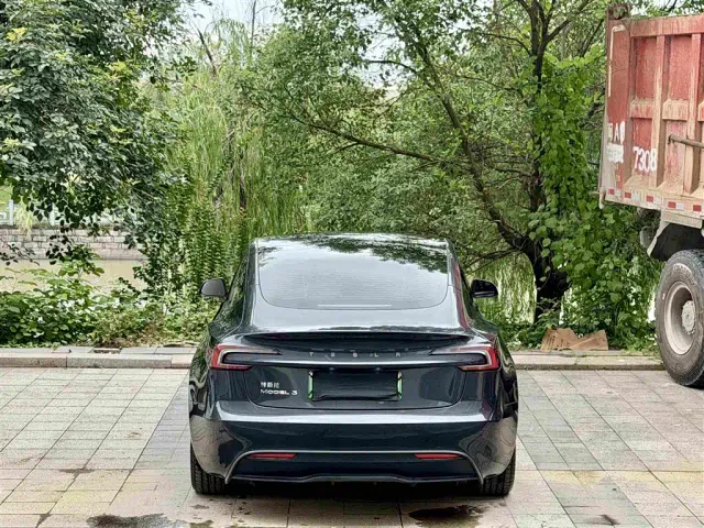 Tesla Model 3 — Фото автомобиля 3