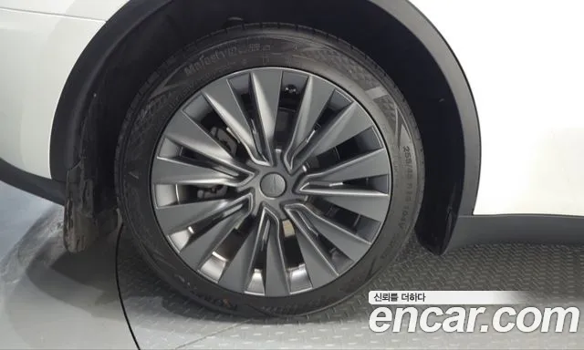 Tesla Model Y — Фото автомобиля 5