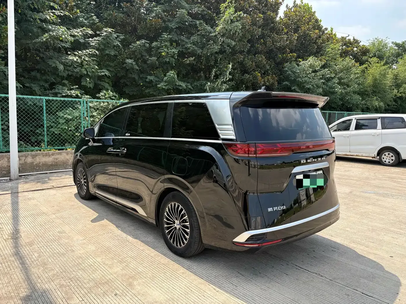 Denza Denza D9 2022 DM-i 1040 Premium — Фото автомобиля 8