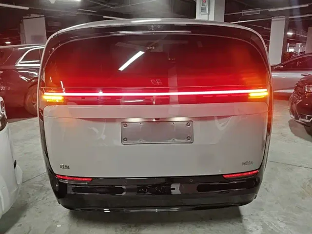 Li Auto MEGA — Фото автомобиля 5