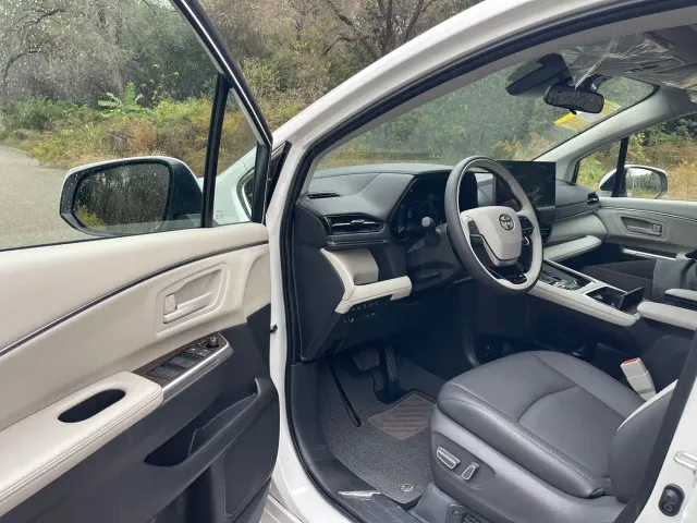 Toyota Sienna — Фото автомобиля 4
