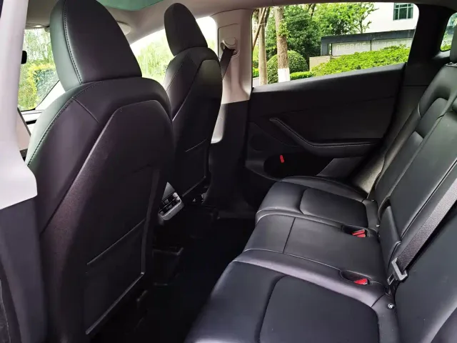 Tesla Model Y — Фото автомобиля 14