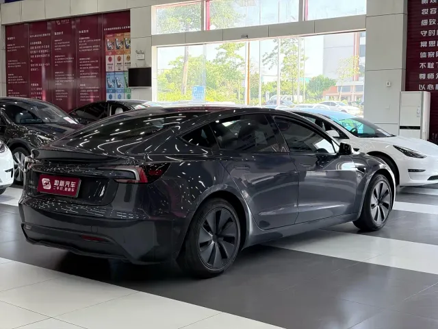 Tesla Model 3 — Фото автомобиля 6