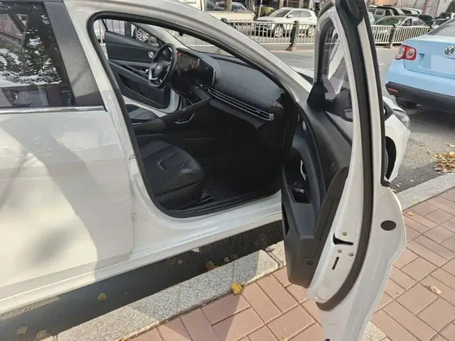 Hyundai Elantra — Фото автомобиля 12