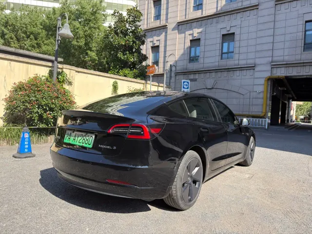 Tesla Model 3 — Фото автомобиля 9