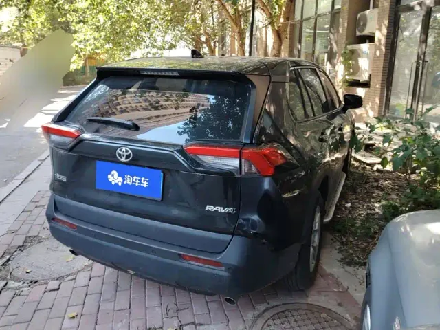 Toyota RAV4 — Фото автомобиля 3