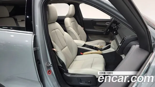 Вольво XC40 B4 Ultra Bright — Фото автомобиля 2