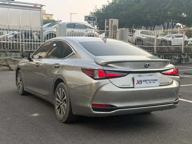 Lexus ES — Фото автомобиля 3