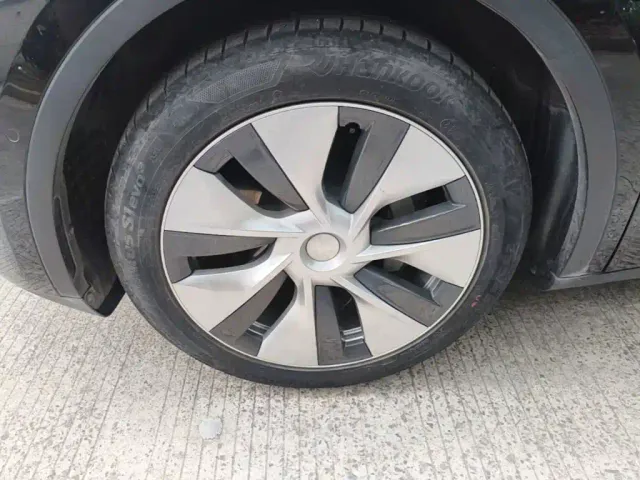 Tesla Model Y — Фото автомобиля 22