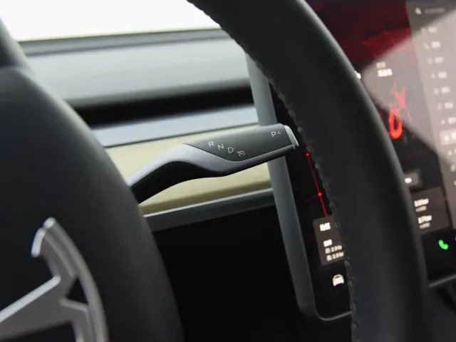 Tesla Model Y — Фото автомобиля 3