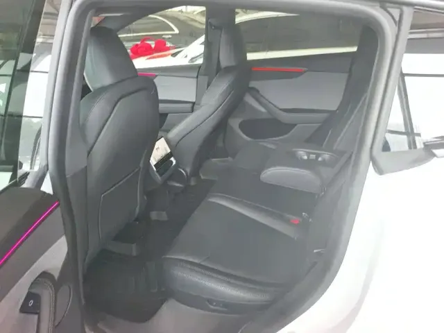 Tesla Model Y — Фото автомобиля 11
