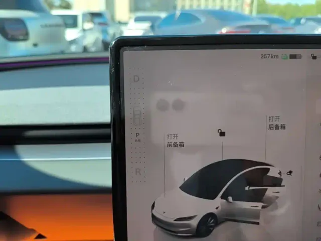 Tesla Model 3 — Фото автомобиля 13