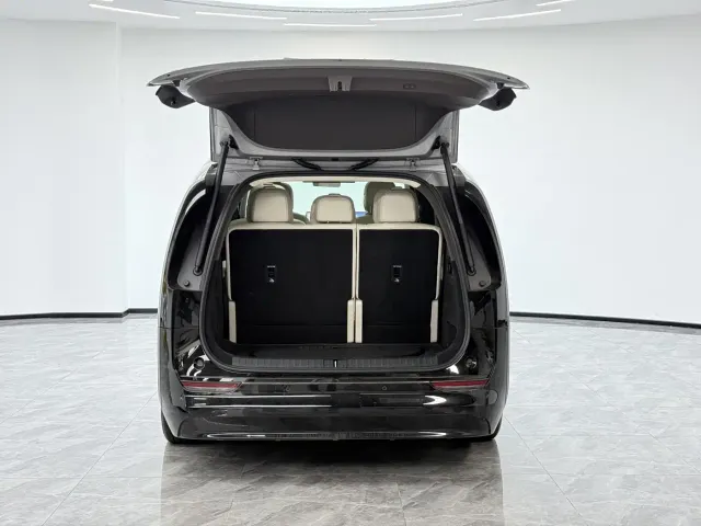 Li Auto MEGA — Фото автомобиля 11