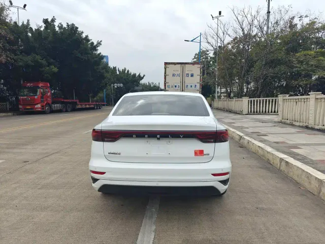 Geely Emgrand — Фото автомобиля 17