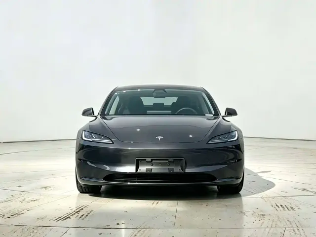 Tesla Model 3 — Фото автомобиля 2