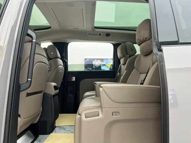 Li Auto MEGA — Фото автомобиля 19