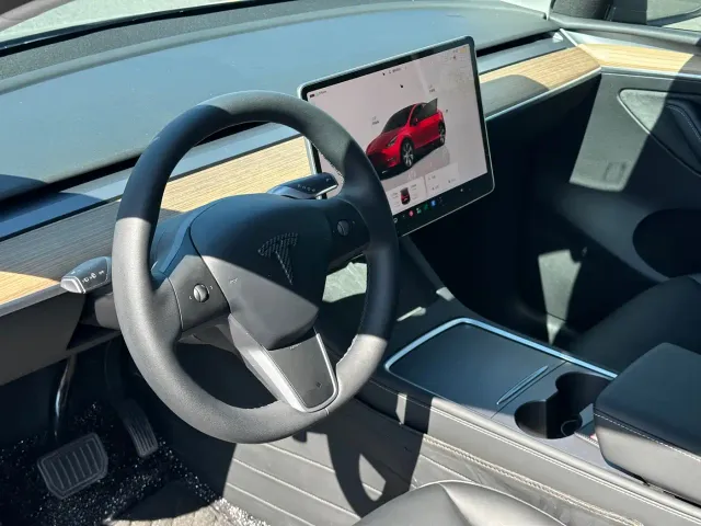 Tesla Model Y — Фото автомобиля 8
