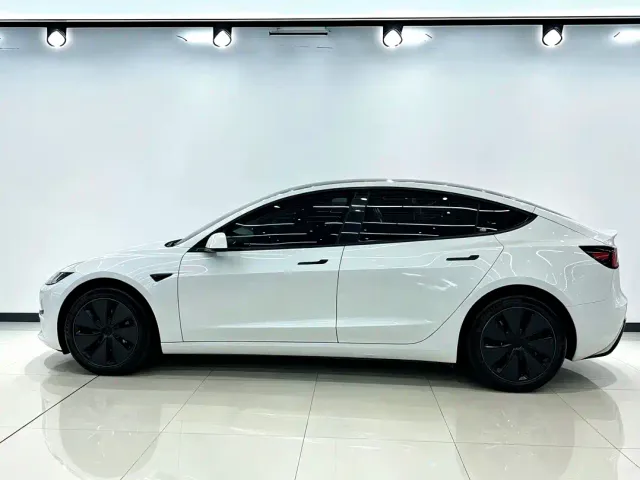 Tesla Model 3 — Фото автомобиля 3