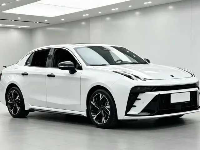 Lynk & Co 03 — Фото автомобиля 3