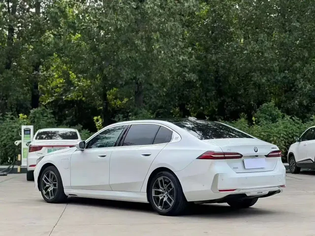 BMW i5 — Фото автомобиля 9