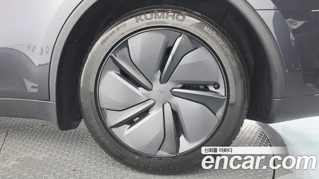 Tesla Model Y — Фото автомобиля 17