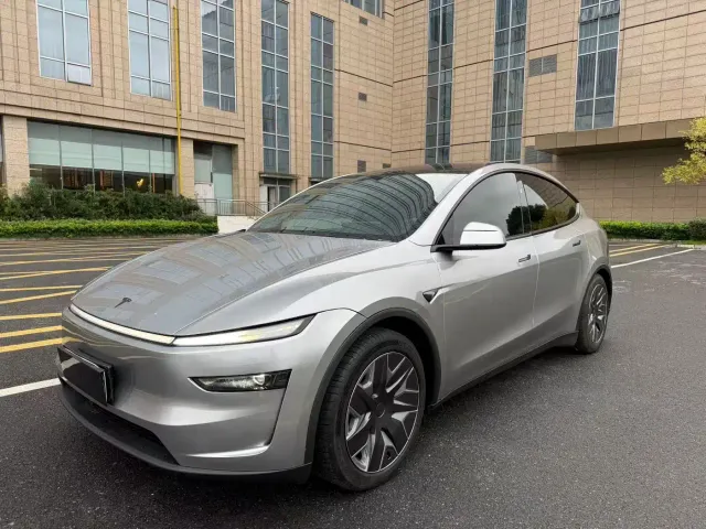Фотография автомобиля — Tesla Model Y L