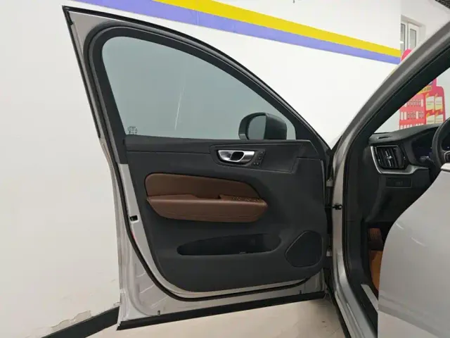 Volvo XC60 — Фото автомобиля 7